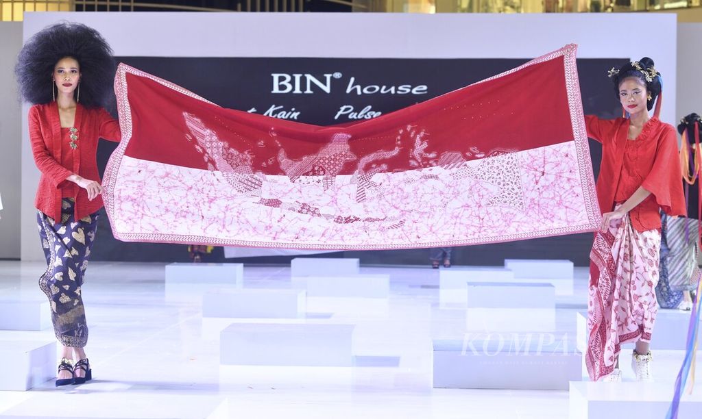 Model membawakan busana rancangan desainer Obin dari rumah mode BIN House yang mengusung tema Denyut Kain (Pulse of The Cloth) dalam Bazaar Fashion Festival di Senayan City, Jakarta, Jumat (5/8/2022). 