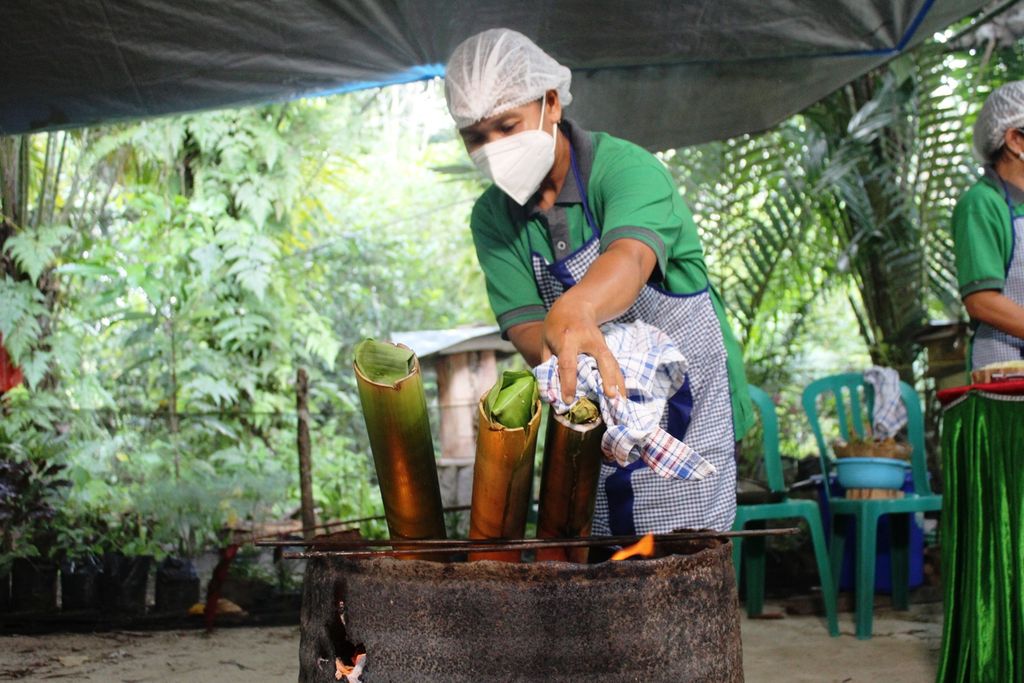 Memasak bambu merupakan salah satu cara memasak orang Dayak sejak ratusan tahun lalu, hal itu masih dilakukan hingga kini. Seperti yang dilakukan ibu-ibu di Kelurahan Bukit Sua, Kota Palangkaraya, Kalimantan Tengah, Kamis (17/2/2022). Salah satu jenis masakan yang dikenal adalah Lawas Humbang.