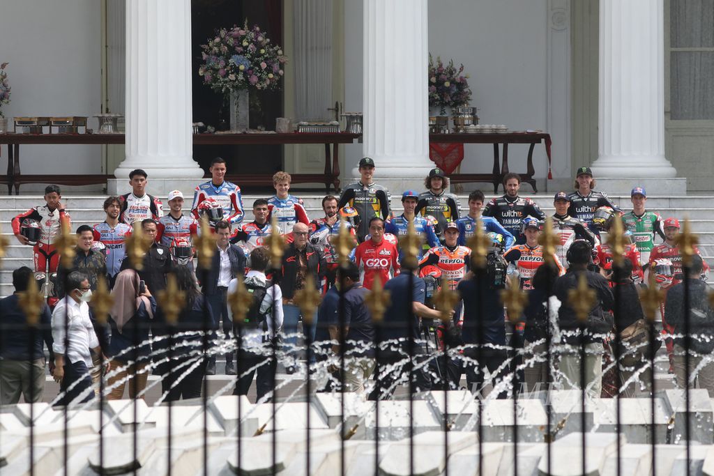 Presiden Joko Widodo berfoto bersama para pebalap MotoGP di tangga Istana Merdeka, Jakarta, Rabu (16/3/2022). Para pebalap tersebut diundang Presiden untuk minum teh dan menikmati makanan di Istana Merdeka. 