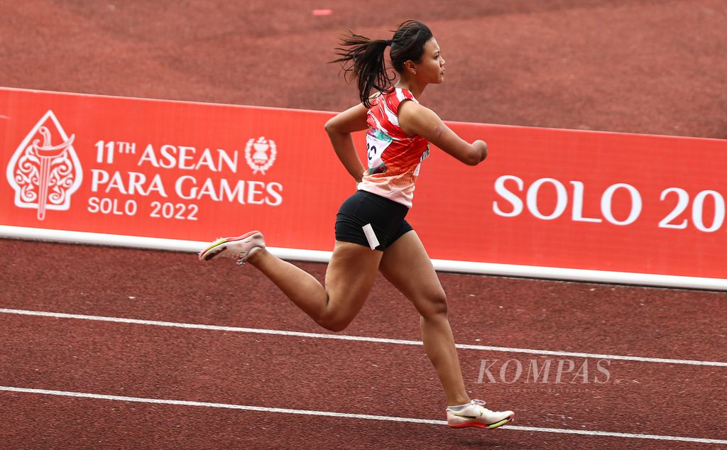 Pelari Indonesia Nanda Mei Sholihah berlaga pada final 400 meter putri klasifikasi T47ASEAN Para Games 2022 di Stadion Manahan Surakarta, Rabu (3/8/2022). Nanda menjadi yang tercepat pada nomor tersebut dan mempersembahkan medali emas bagi Indonesia.