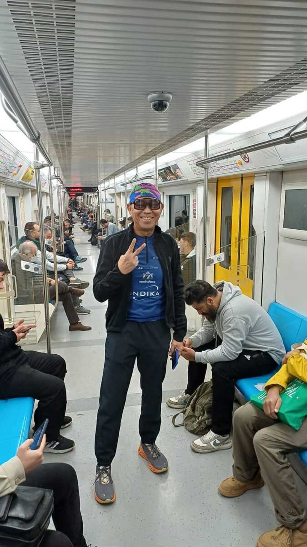 Pesepeda asal Indonesia yang melakukan perjalanan Jakarta-Paris, Royke Lumowa, telah tiba di Teheran, Iran. Royke mencoba naik MRT saat hendak mengurus visa Uni Eropa di kota Teheran.