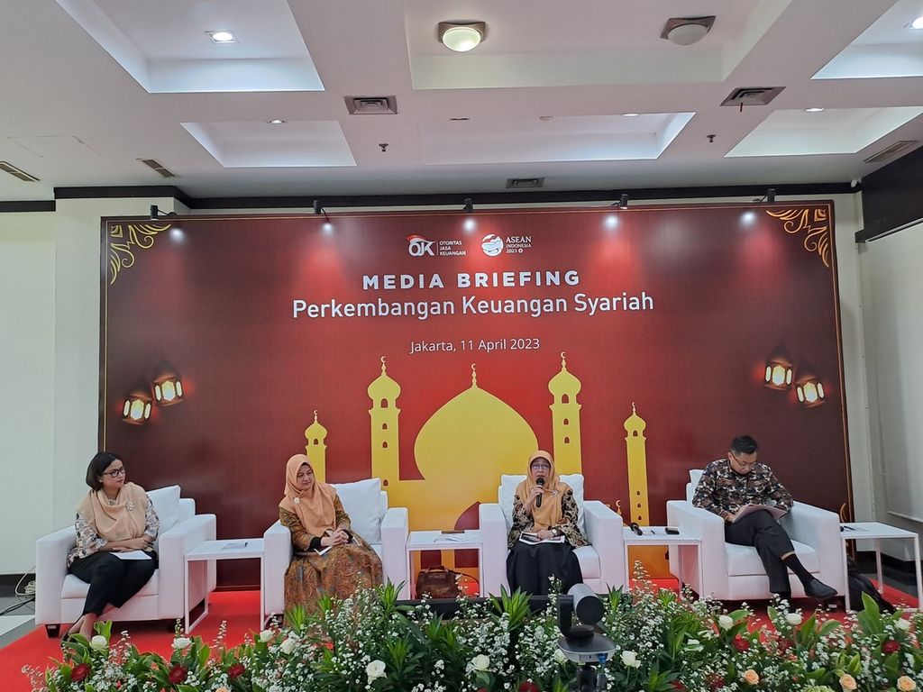 Jumpa Pers mengenai “Perkembangan Keuangan Syariah” yang diselenggarakan di Gedung Otoritas Jasa Keuangan (OJK), Jakarta, Rabu (11/4/2023). Hadir sebagai pembicara (kiri ke kanan) Juru Bicara OJK Sekar Putih Djarot, Direktur Pengaturan dan Pengembangan Perbankan Syariah OJK Nyimas Rohmah, Direktur Pengembangan Pasar Modal dan Pasar Modal Syariah OJK Fadilah Kartikasari, dan Direktur Pengembangan IKNB dan Inovasi Keuangan Digital OJK Edi Setijawan.