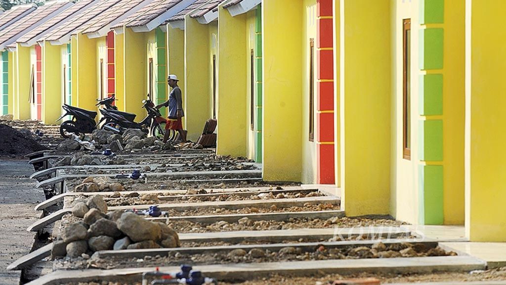 Ilustrasi. Pekerja menyelesaikan pembangunan perumahan bersubsidi di Desa Batursari, Kecamatan Mranggen, Kabupaten Demak, Jawa Tengah, Kamis (20/4/2017).