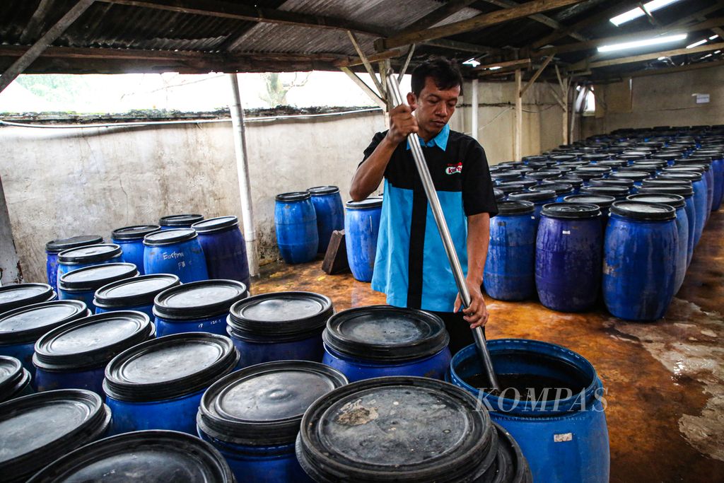 Pekerja memeriksa hasil fermentasi kedelai sebagai bahan baku utama pembuatan kecap di pabrik kecap Korma di kawasan Pesanggrahan, Jakarta Selatan, Jumat (16/6/2023). Fermentasi kedua ini berlangsung minimal selama dua bulan untuk mendapatkan hasil yang diinginkan.