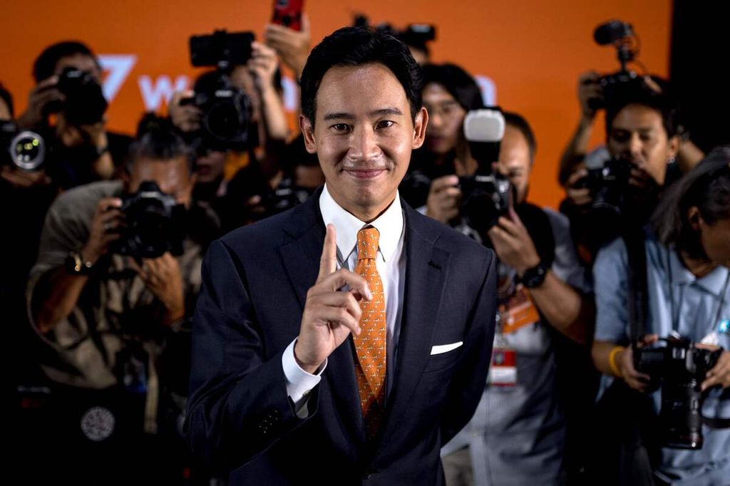 Pemimpin Partai Bergerak Maju sekaligus kandidat Perdana Menteri Thailand Pita Limjaroenrat berfoto untuk media setelah menggelar konferensi pers di Bangkok, Thailand, 15 Mei 2023.  