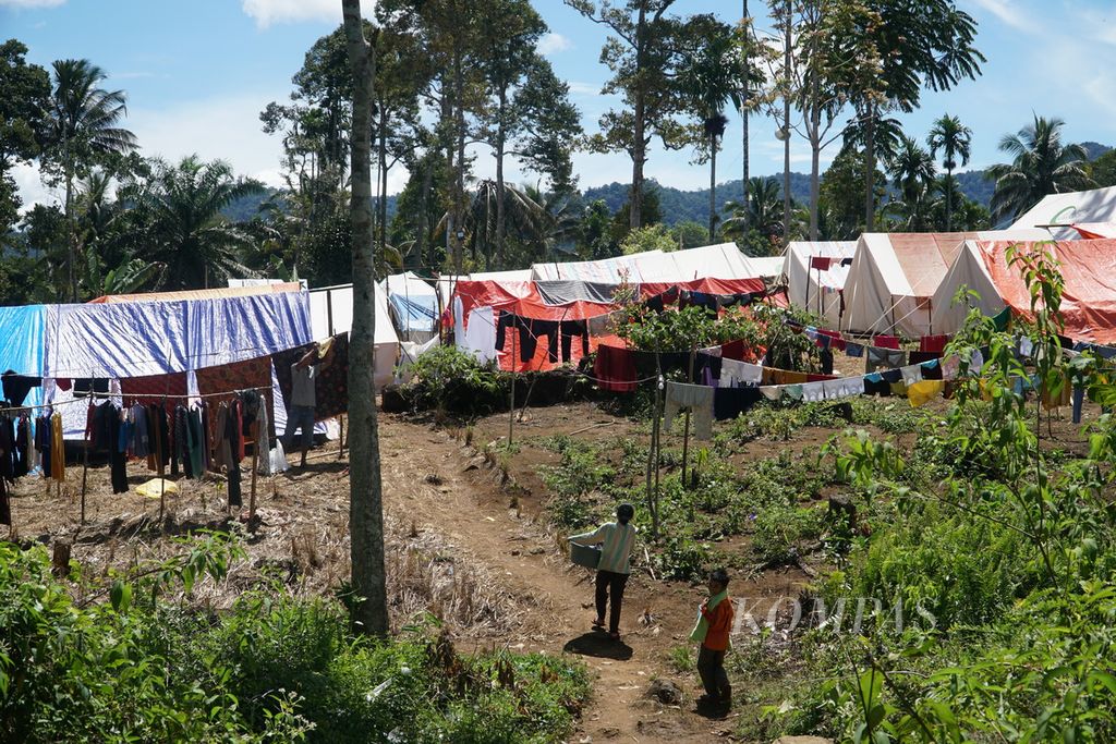 Suasana di tenda-tenda posko pengungsian Timbo Abu Ateh, Jorong Timbo Abu, Nagari Kajai, Kecamatan Talamau, Pasaman Barat, Sumatera Barat, Sabtu (12/3/2022). 