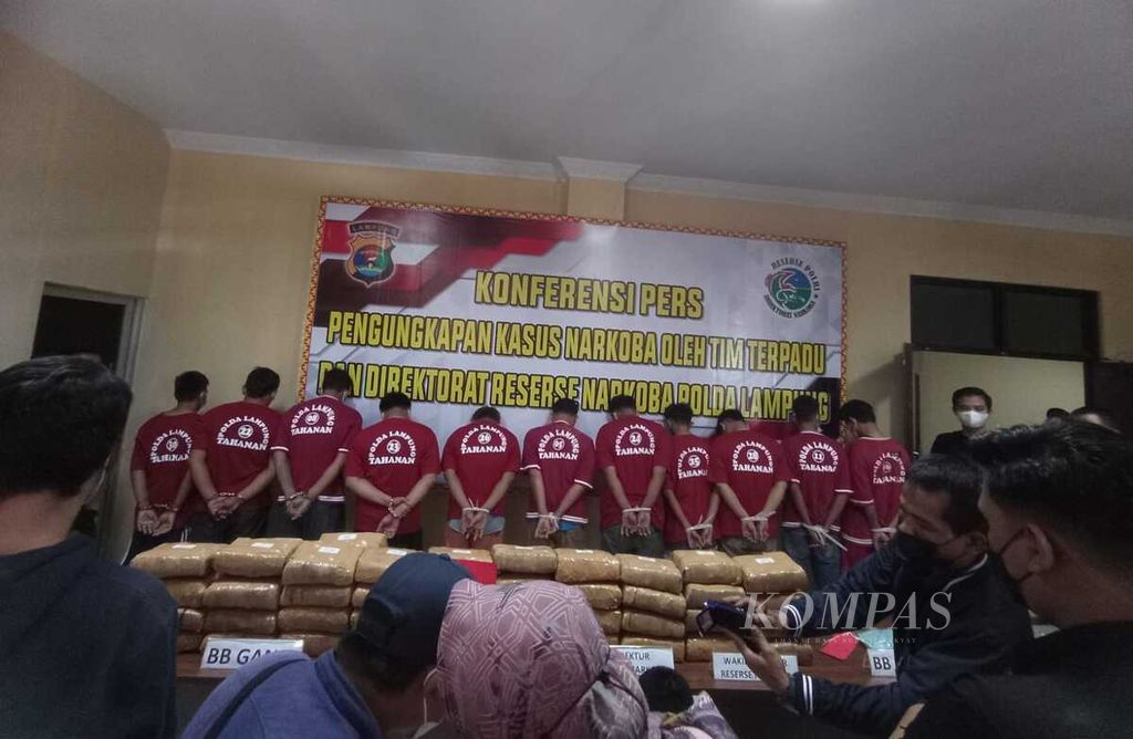 Polisi menunjukkan barang bukti berupa sabu, ganja, dan pil ekstasi yang disita dari 11 tersangka kasus peredaran narkoba di Markas Besar Polda Lampung, Lampung, Jumat (3/6/2022).