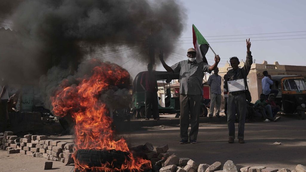 Massa di Sudan memprotes kudeta militer Oktober 2021 dan kesepakatan setelahnya yang mengembalikan jabatan Perdana Menteri Abdalla Hamdok. Protes digelar di Khartoum, Sudan, Senin, 13 Desember 2021. 