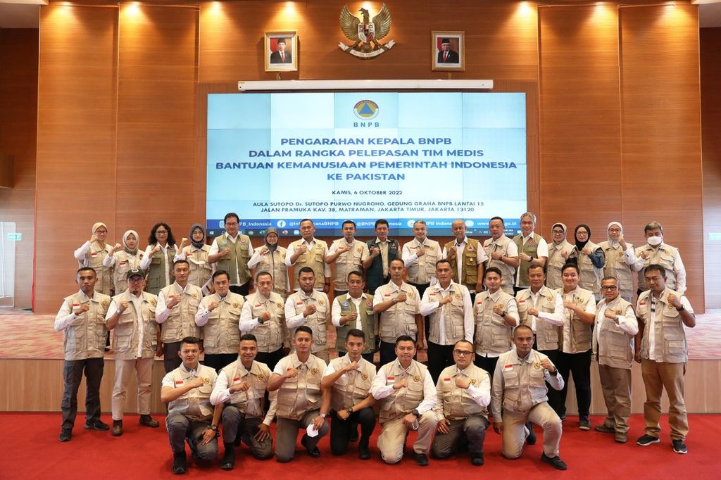Foto para personel tim kesehatan bersama Kepala BNPB Letjen TNI Suharyanto dalam Upacara Pelepasan Tenaga Medis Bantuan Kemanusiaan untuk Pakistan di Graha BNPB, Jakarta, Kamis (6/10/2022).