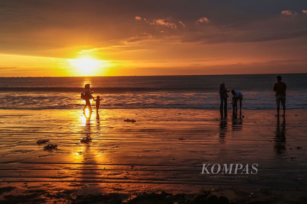 Panorama Pantai Palangpang saat matahari tenggelam di Ciemas, Sukabumi, Jawa Barat, Jumat (7/7/2023). Pantai Palangpang yang masuk dalam kawasan Geopark Ciletuh menjadi tempat wisata bagi masyarakat Sukabumi dan sekitarnya. Kawasan selatan Jawa Barat mempunyai potensi wisata yang indah. 