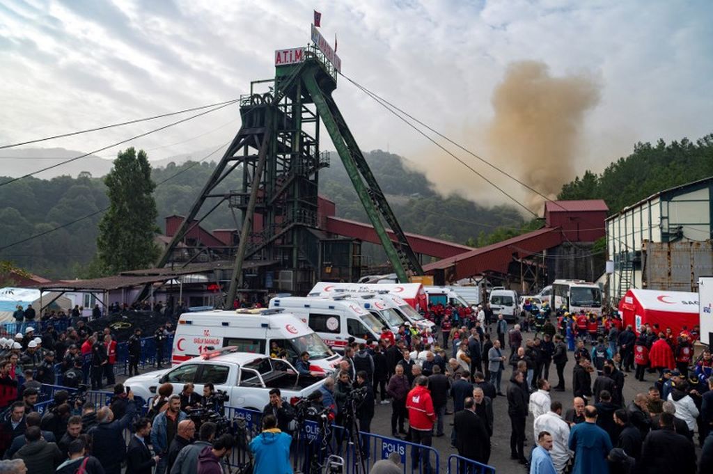 Warga, termasuk keluarga korban, berkumpul di luar area tambang batubara di Amasra, Provinsi Bartin, Turki utara, Sabtu, (15/10/2022). 