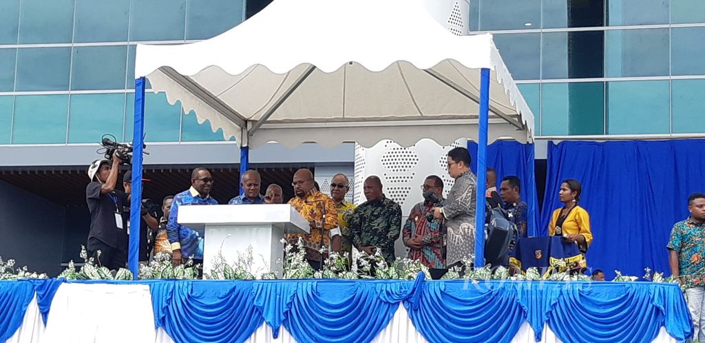 Gubernur Papua Lukas Enembe meresmikan kantor Gubernur Papua dan delapan kantor lainnya di Kota Jayapura, Papua, Jumat (30/12/2022).