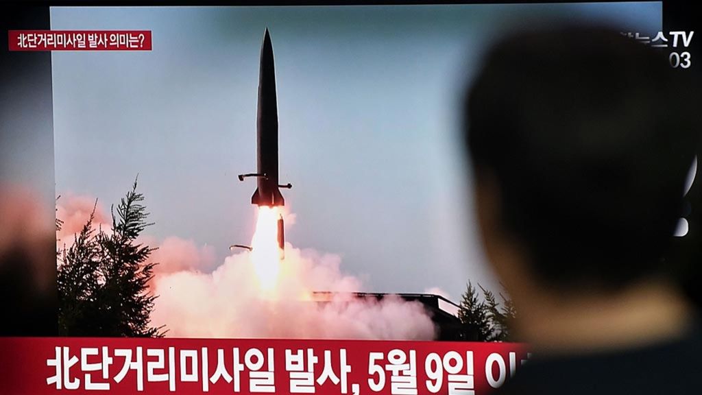 Seorang warga Seoul, Korea Selatan, menonton berita melalui televisi yang menyiarkan cuplikan peluncuran rudal Korea Utara di stasiun kereta api di Seoul, Kamis (25/7/2019). Uji coba itu diduga merupakan protes atas rencana latihan militer bersama Korsel-AS bulan depan.