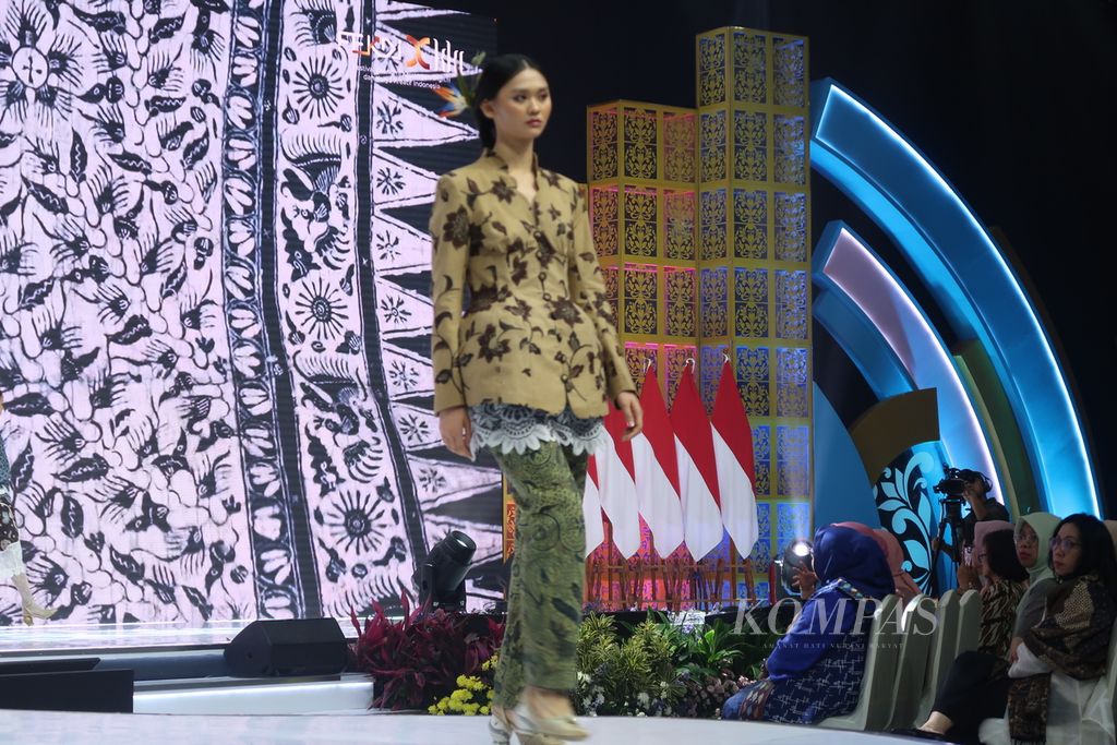 Suasana pergelaran busana dalam acara Pameran Karya Kreatif 2024 sesi acara Pagelaran Sustainable Fashion: Asa Wastra Membumi yang digelar Bank Indonesia di Jakarta, Jumat (2/8/2024). Tampak seorang model memakai baju karya desainer Toton Januar yang berkolaborasi dengan UMKM bidang wastra tenun dan aksesori binaan BI.