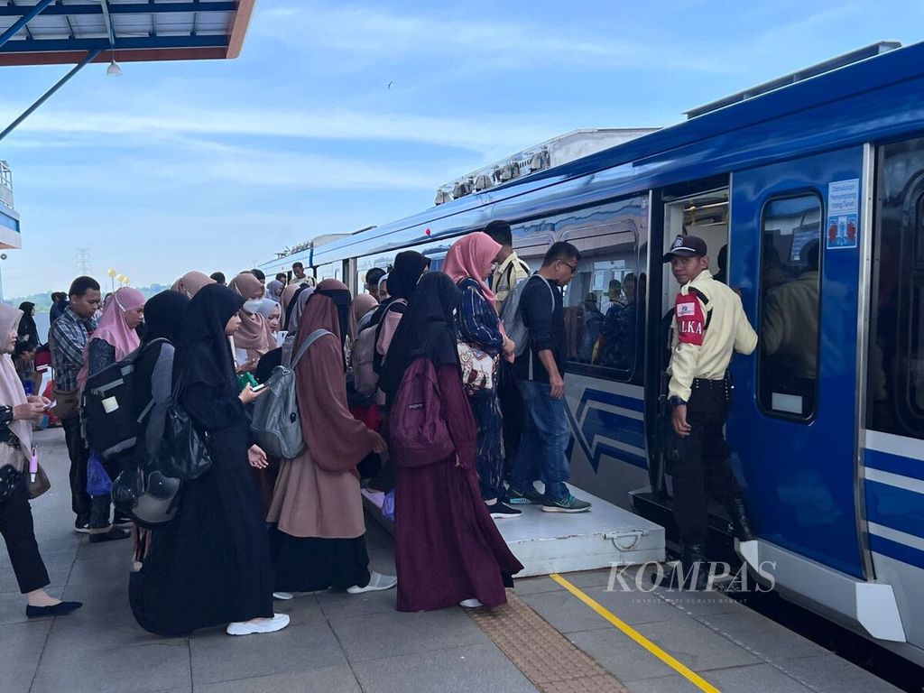 Penumpang mengantre memasuki kereta di Stasiun Maros di Kabupaten Maros, Sulawesi Selatan, Kamis (21/12/2023).