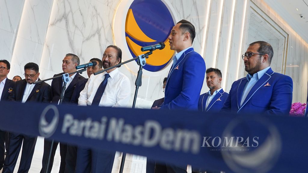 Ketua Umum Partai Nasional Demokrat (Nasdem) Surya Paloh dan Ketua Umum Partai Demokrat Agus Harimurti Yudhoyono seusai melakukan pertemuan di Kantor DPP Paartai Nasdem, Nasdem Tower, Jakarta, Kamis (23/6/2022). 