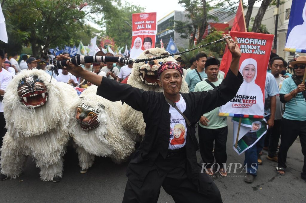 Pendukung mengantarkan pasangan Khofifah Indar Parawansa dan Emil Elestianto Dardak menuju Kantor KPU Jatim untuk mendaftarkan diri sebagai pasangan calon gubernur dan wakil gubernur, Surabaya, Rabu (28/8/2024). 