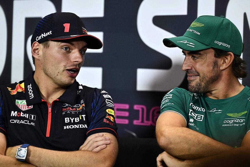 Pebalap Red Bull Racing, Max Verstappen (kiri), berbincang dengan pebalap Aston Martin, Fernando Alonso, saat menghadiri jumpa pers menjelang balapan Formula 1 seri Singapura di sirkuit jalan raya Marina Bay, Kamis (14/9/2023).