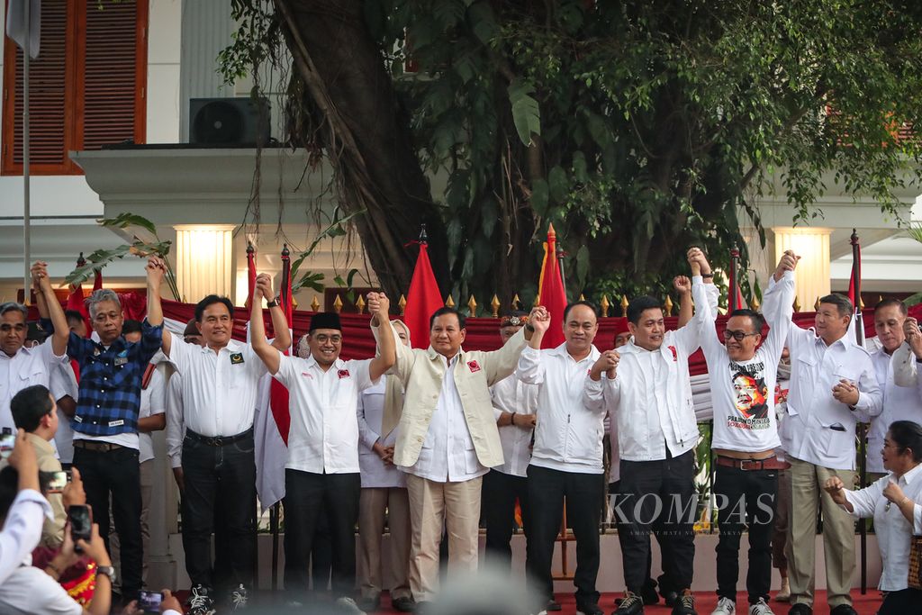 Bakal calon presiden dari Partai Gerindra, Prabowo Subianto (kelima dari kiri), berjabat tangan dengan Ketua Umum Projo Budi Arie Setiadi (kelima dari kanan) dan para pengurus partai Koalisi Indonesia Maju, di Jalan Kertanegara, Jakarta, Sabtu (14/10/2023). 