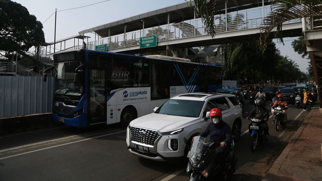 Bus Transjakarta melintas di Halte SMK 57, Jakarta Selatan, Senin (3/10/2022). Proyek revitalisasi 46 halte Transjakarta di beberapa lokasi saat ini masih berlangsung. Salah satunya ialah Halte SMK 57 ini.