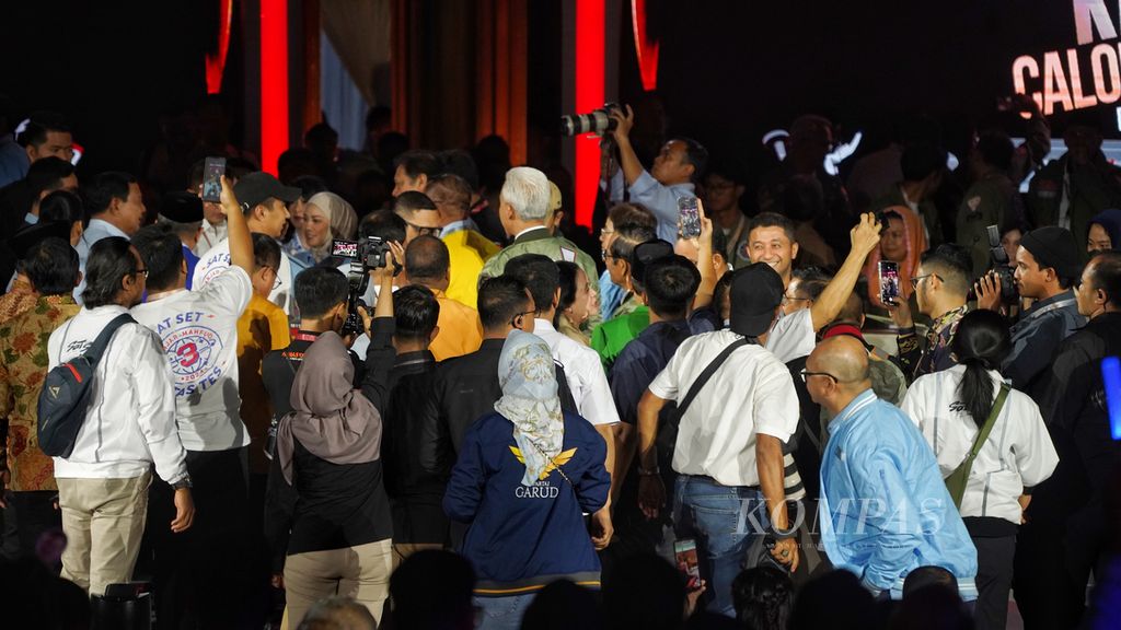 Para pendukung merangsek ke panggung seusai digelar Debat Calon Presiden Pemilu 2024 Putaran Ketiga di Istora Senayan, Kompleks Gelora Bung Karno, Jakarta, Minggu (7/1/2024).