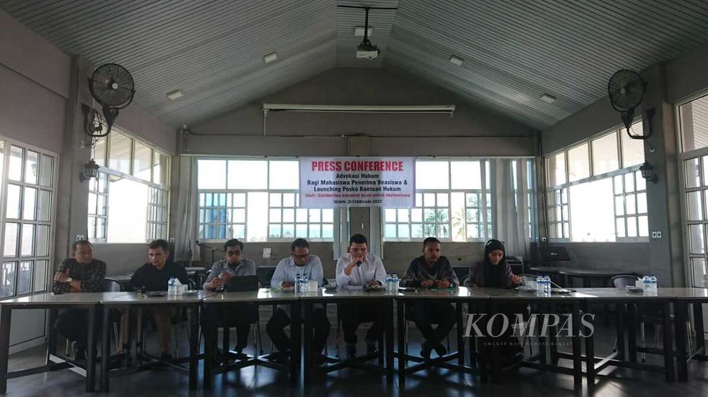 Solidaritas Advokat untuk Mahasiswa penerima beasiswa yang diduga dikorupsi di Aceh melakukan konferensi pers, Senin (21/2/2022), di Banda Aceh. Para advokat akan memberikan pendampingan hukum kepada para mahasiswa penerima beasiswa karena disebut oleh kepolisian berpotensi menjadi tersangka.
