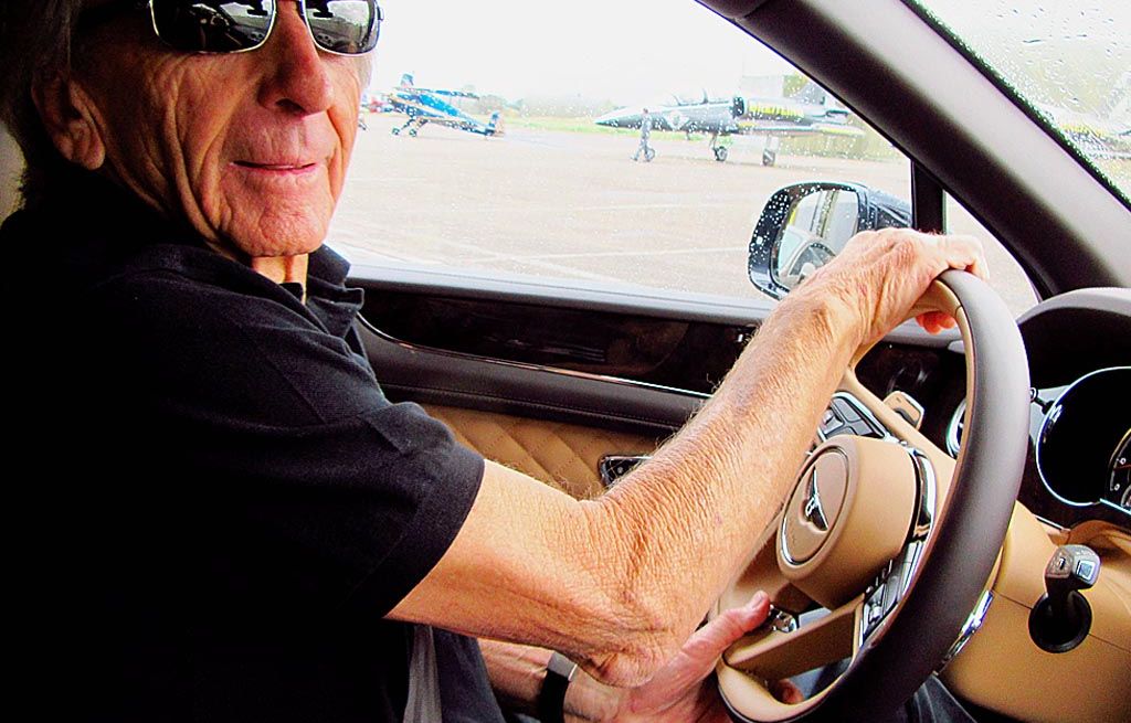 Pebalap veteran asal Inggris, Derek Bell (75), mengemudikan Bentley Bentayga di acara Breitling Corporate Event di Kota Dijon, Perancis, Kamis (29/6).