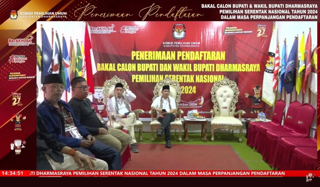 Foto tangkapan layar siaran langsung suasana proses pendaftaran bakal paslon Adi Gunawan-Romi Siska Putra yang diusung Partai Nasdem dan PKS pada hari ketiga masa perpanjangan pendaftaran Pilkada Dharmasraya di KPU Dharmasraya, Sumatera Barat, Selasa (3/9/2024).