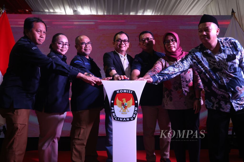 A member of the General Elections Commission (KPU), Parsadaan Harahap (center), along with the Chairman of the West Java KPU, Ummi Wahyuni (second from the right), and the Chairman of the Depok City KPU, Willi Sumarlin (right), during the launch of the establishment of the District Election Committee (PPK) for the 2024 Regional Head Elections at the Depok City KPU office, West Java, on Tuesday (23/4/2024).