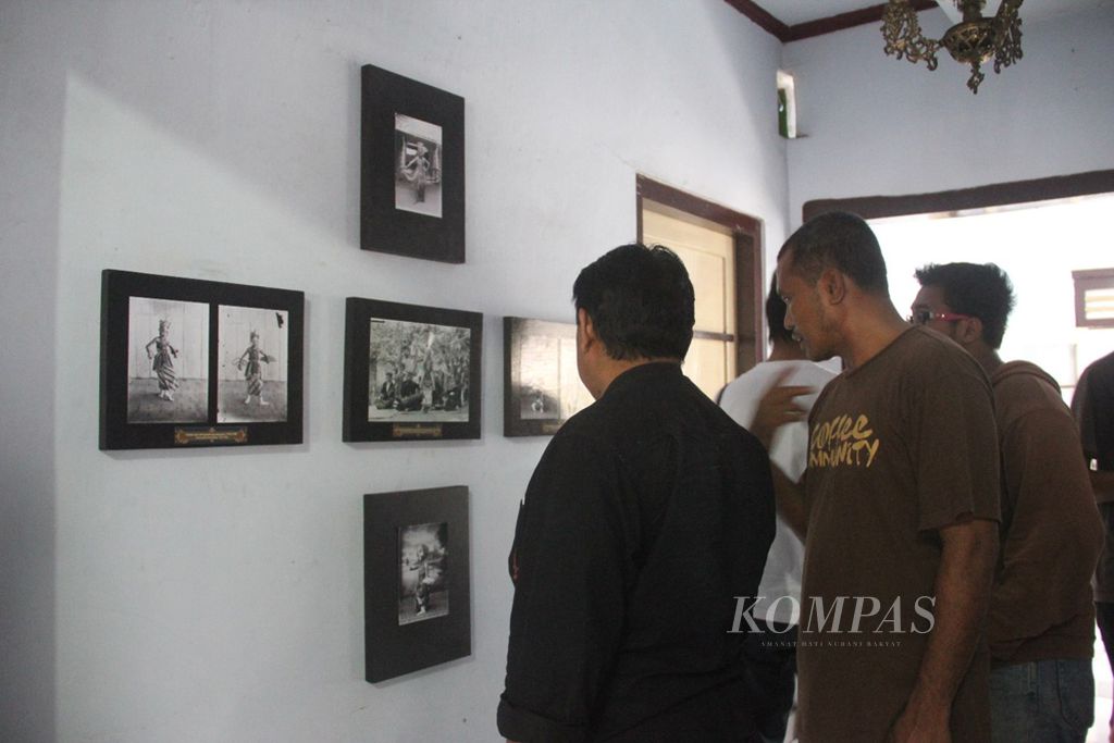 Galeri Sukowidi menjadi salah satu tempat wisata sejarah di Banyuwangi, Jawa Timur. Lewat koleksi foto-foto lawasnya, galeri ini menampilkan Banyuwangi tempo dulu.