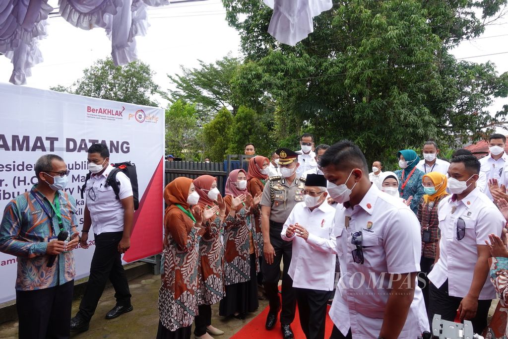 Wakil Presiden Ma’ruf Amin dan Ibu Wury Ma'ruf Amin mengunjungi Posyandu Siola Matahari, Kelurahan Binanga, Kecamatan Mamuju, Kabupaten Mamuju, Sulawesi Barat, Jumat (24/2/2023).