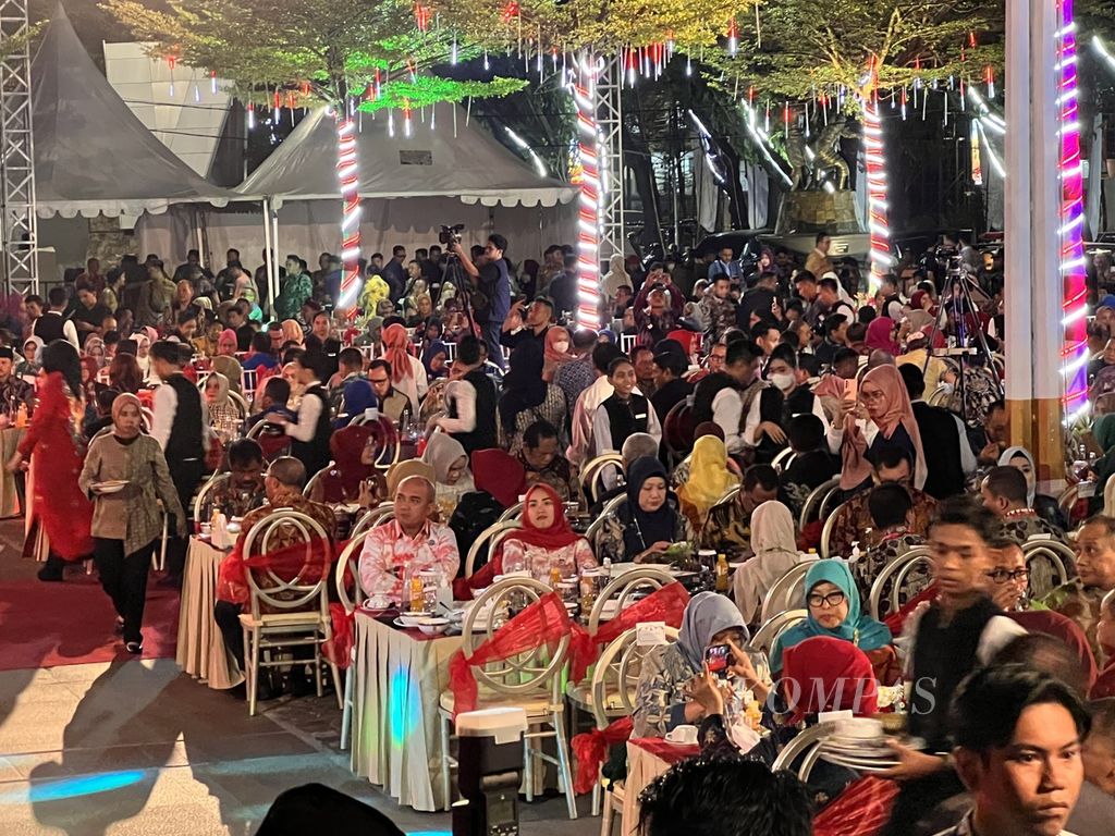 Wali kota se-Indonesia berkumpul bersama dalam <i>gala dinner </i>yang digelar di anjungan Pantai Losari, Makassar, Sulawesi Selatan, Selasa (11/7/2023) malam. Acara ini adalah rangkaian Rakernas XVI Apeksi.