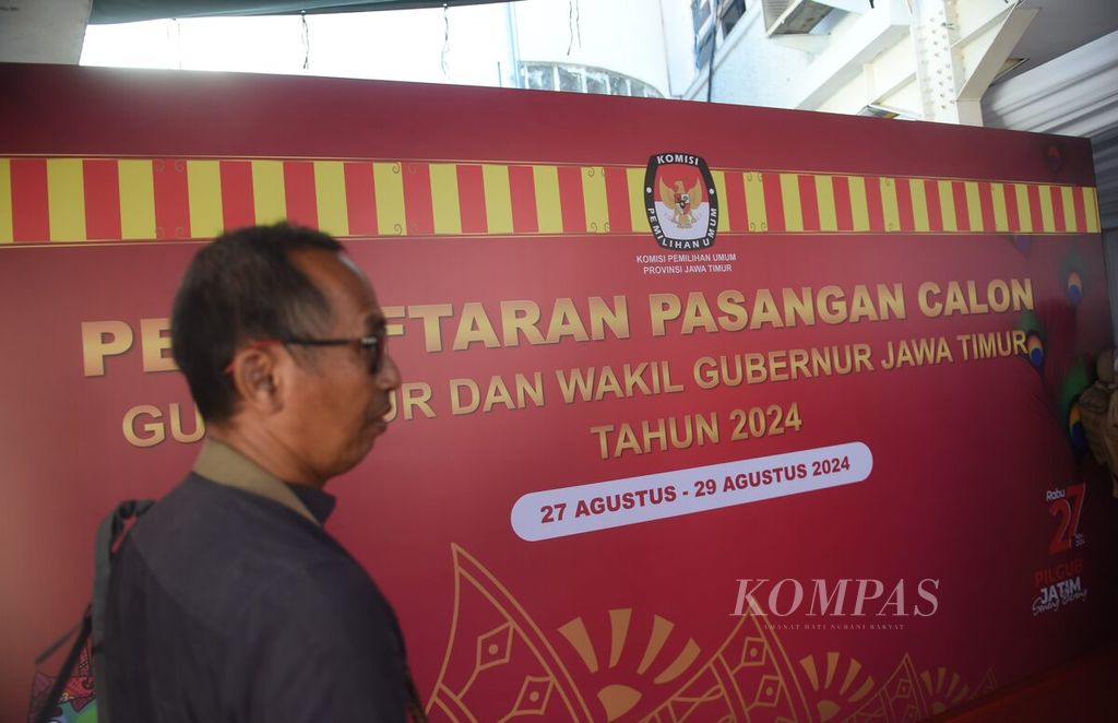 Wartawan mengikuti pengarahan media satu hari jelang pendaftaran pasangan calon gubernur dan wakil gubernur di Kantor Komisi Pemilihan Umum Jawa Timur, Surabaya, Senin (26/8/2024). 