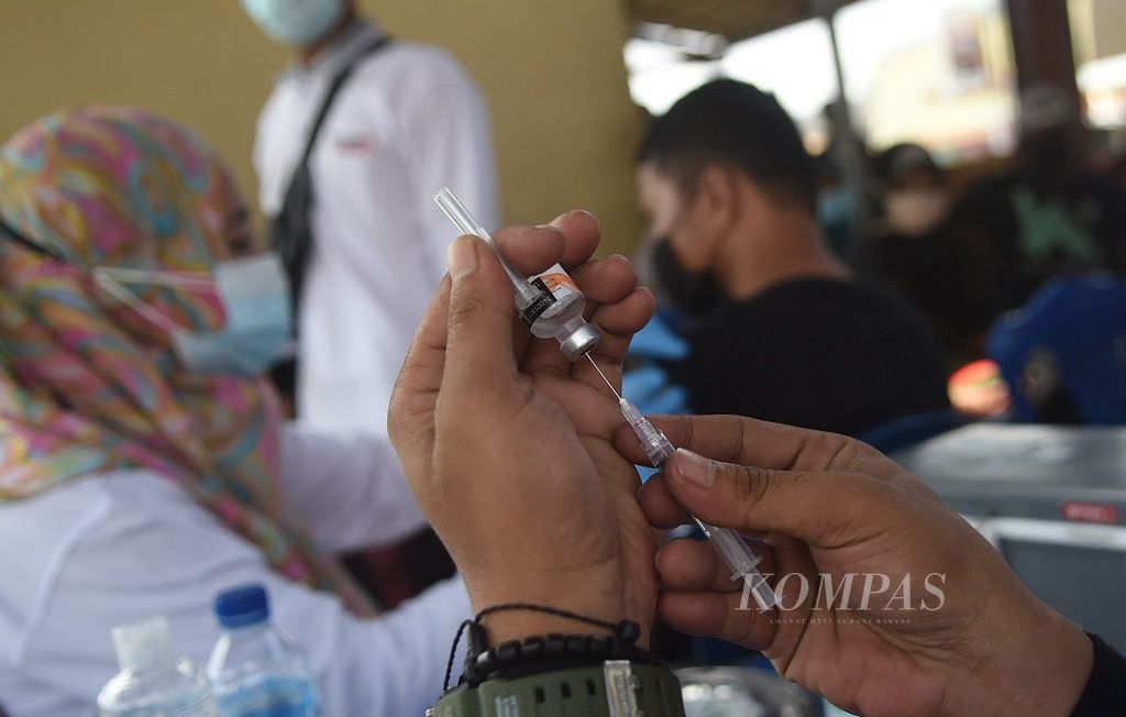 Petugas kesehatan menyiapkan vaksin Covid-19 di Pasar Lama Sentani, Kabupaten Jayapura, Papua, Selasa (9/11/2021).