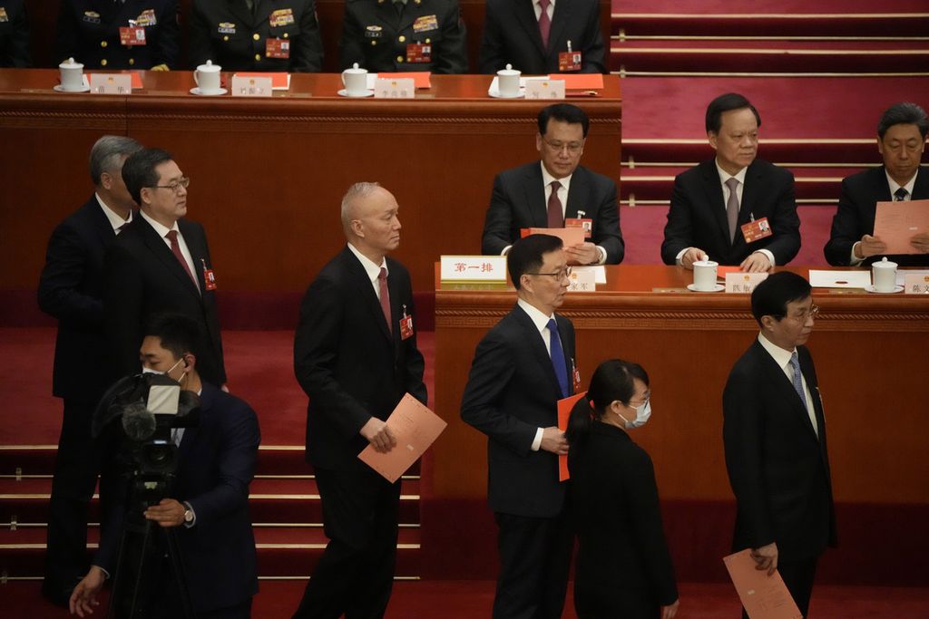 Para pemimpin China, dari kanan ke kiri, Wang Huning, Hang Zheng, Cai Qi, dan Ding Xuexiang, beriringan untuk memberikan suara saat sesi Kongres Rakyat Nasional China untuk memilih pemimpin daerah di Aula Besar Rakyat di Beijing, 10 Maret 2023.  