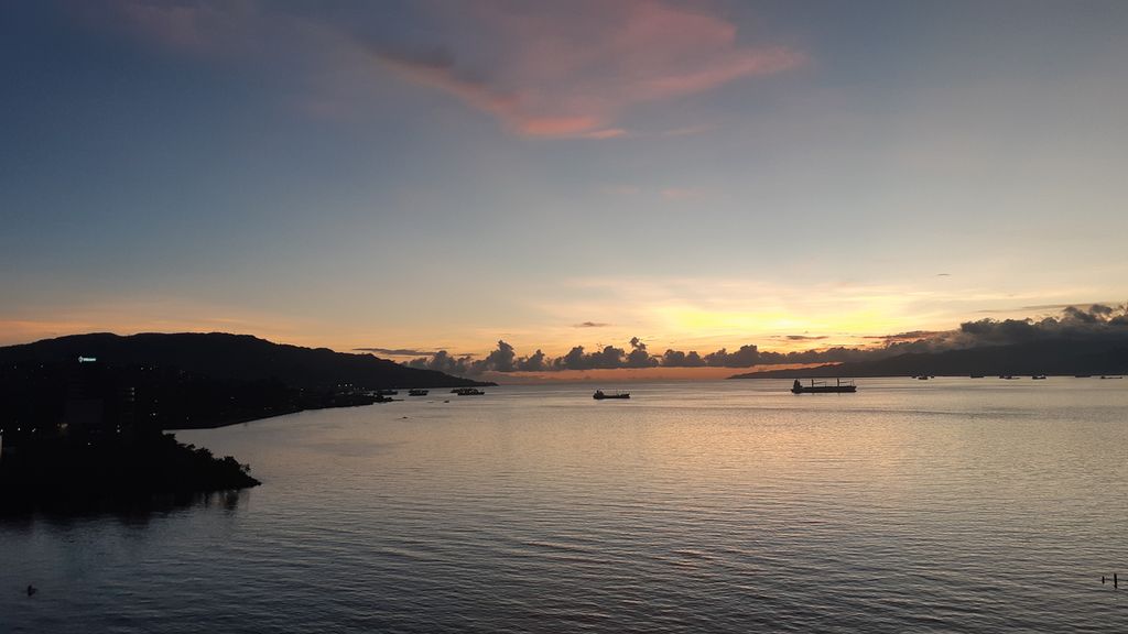 Senja terakhir tahun 2020 di Teluk Ambon, Kota Ambon, Maluku.