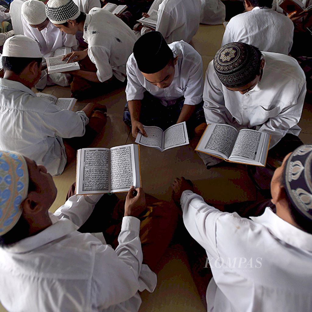 Warga binaan membaca Al Quran pada Khataman Al Quran Warga Binaan Pemasyarakatan di Rumah Tahanan Klas I Surabaya di Medaeng, Sidoarjo, Kamis (20/4/2017). Kegiatan yang diikuti serentak oleh 50.000 warga binaan di seluruh Indonesia tersebut dilakukan dalam rangka Hari Bhakti Pemasyarakatan.
