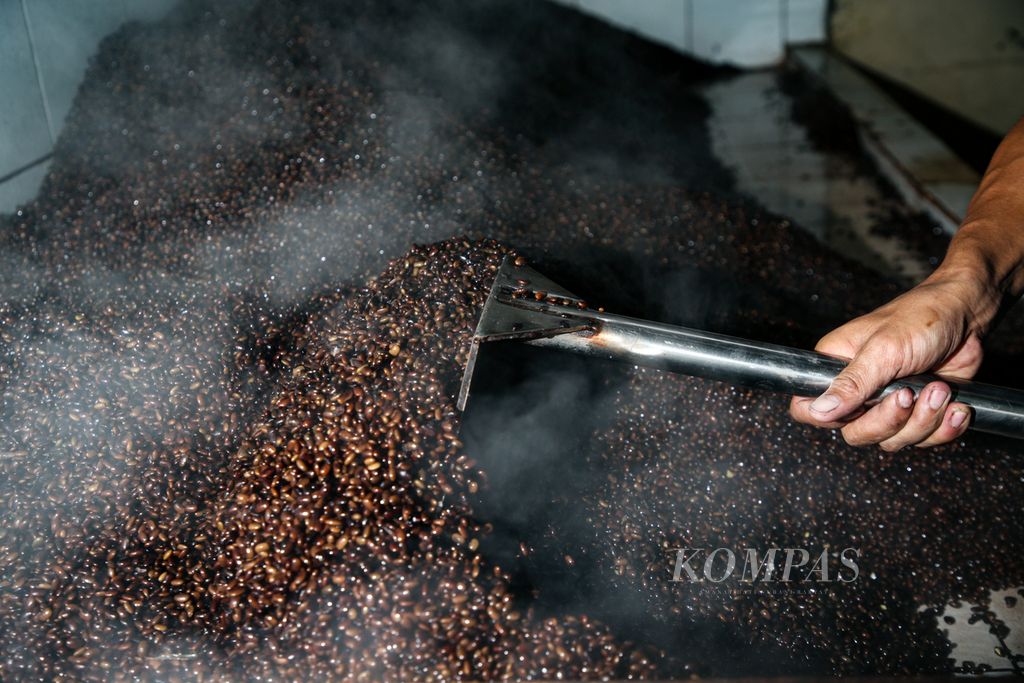 Bahan baku utama berupa kedelai hitam lokal non-GMO untuk membuat kecap di pabrik kecap Korma di kawasan Pesanggrahan, Jakarta Selatan, Jumat (16/6/2023). Penggunaan kedelai hitam lokal yang diperoleh dari petani lokal di Jawa Tengah ini diyakini sebagai bahan baku terbaik untuk menghasilkan kecap berkualitas.