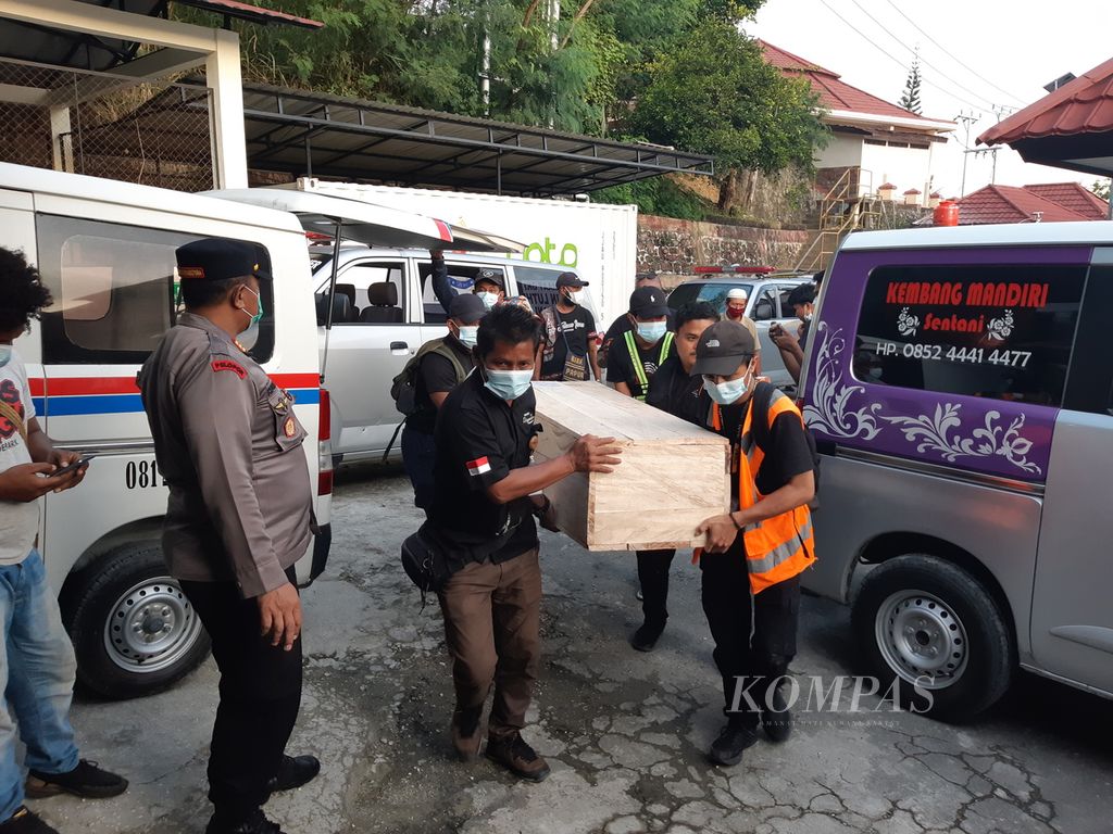 Petugas DVI Polda Papua membawa salah satu jenazah dari enam korban kecelakaan pesawat SAM Air PK-SMW di Rumah Sakit Bhayangkara Jayapura, Papua, Selasa (27/6/2023).