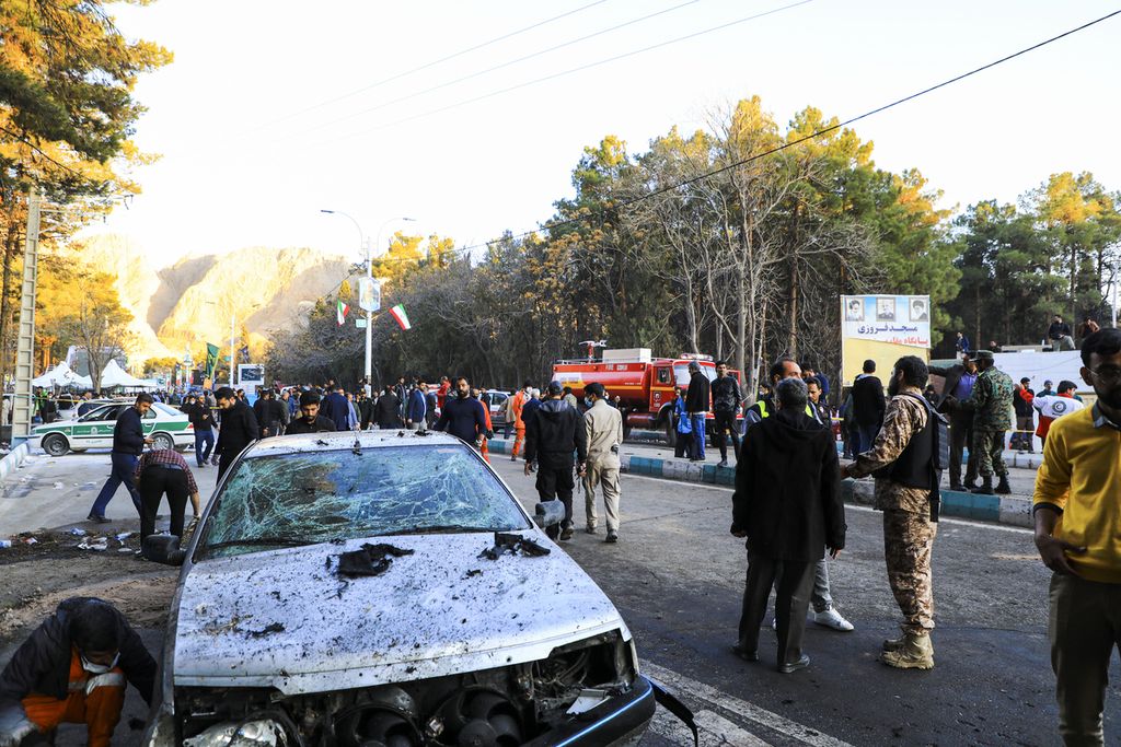 Lokasi ledakan bom di Kerman, Iran, Rabu (3/1/2024). Iran menetapkan hari berkabung nasional pada Kamis untuk mengenang hampir 300 korban tewas dan cedera akibat ledakan itu. 
