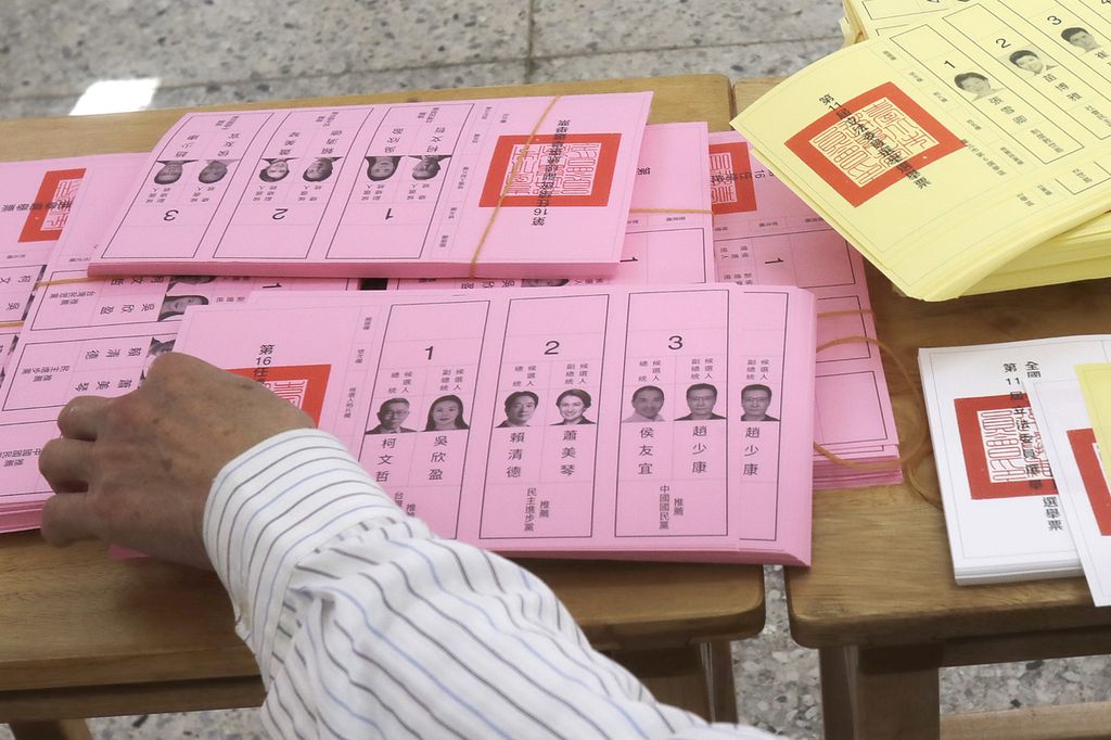 Seorang petugas sedang menyortir surat suara di tempat pemungutan suara di Taipei, Taiwan, Sabtu (13/1/2024).