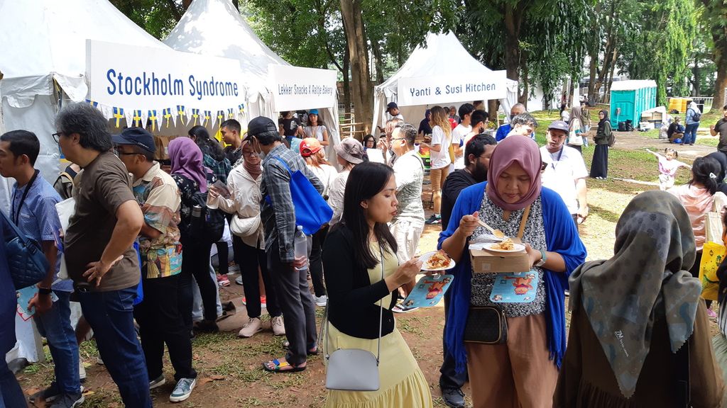 Pengunjung acara Alun-alun Eropa mencicipi berbagai jajanan khas Eropa dan Indonesia pada hari Sabtu (6/5/2023). Acara ini bagian dari perayaan ulang tahun Uni Eropa yang jatuh setiap tanggal 9 Mei. Alun-alun Eropa tahun ini diadakan di kompleks Gelora Bung Karno, Jakarta.