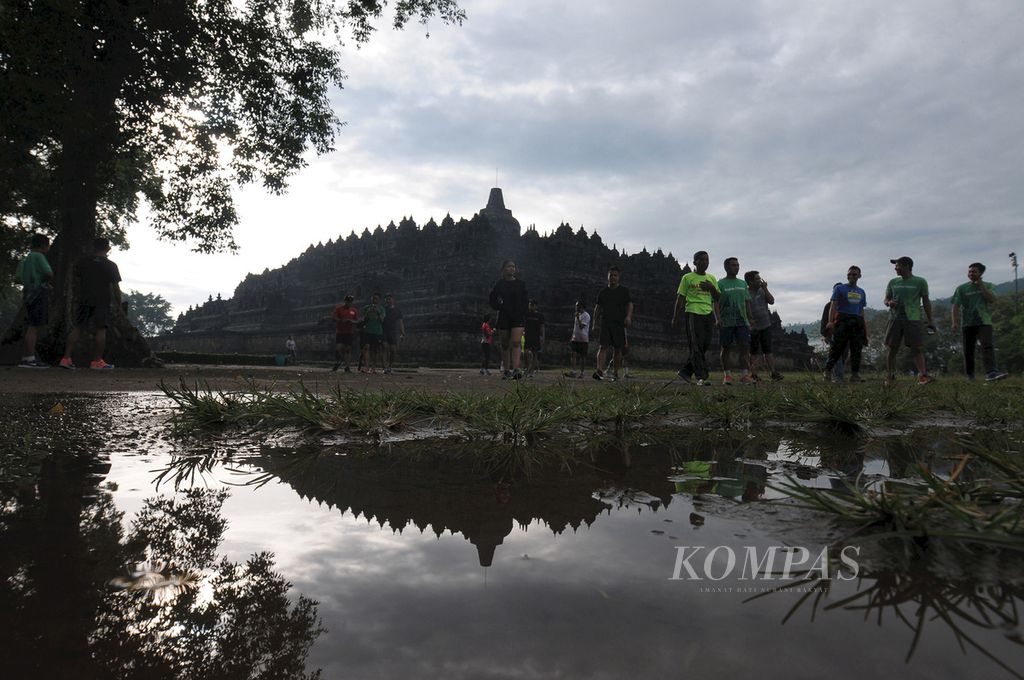 Para pelari melakukan lari-lari ringan sekitar 3 kilometer sambil menikmati pemandangan di Candi Borobudur, Magelang, Sabtu (18/11/2017).