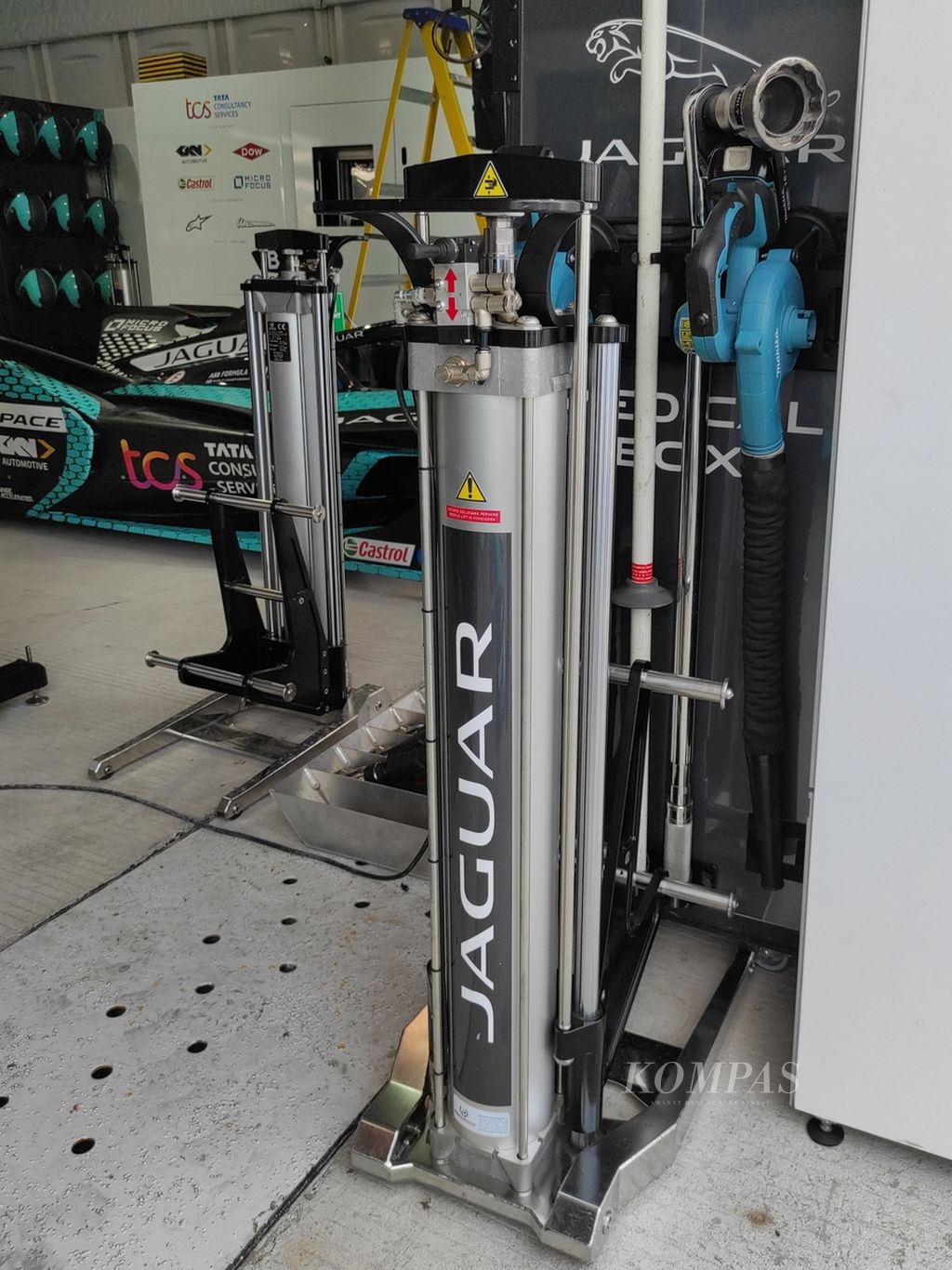 Alat pengisi daya mobil balap milik tim Jaguar TCS Racing yang berada di garasi tim tersebut di Jakarta International E-prix Circuit, Ancol, Jakarta Utara, Jumat (3/6/2022). Seri Formula E Jakarta akan berlangsung Sabtu (4/6/2022).