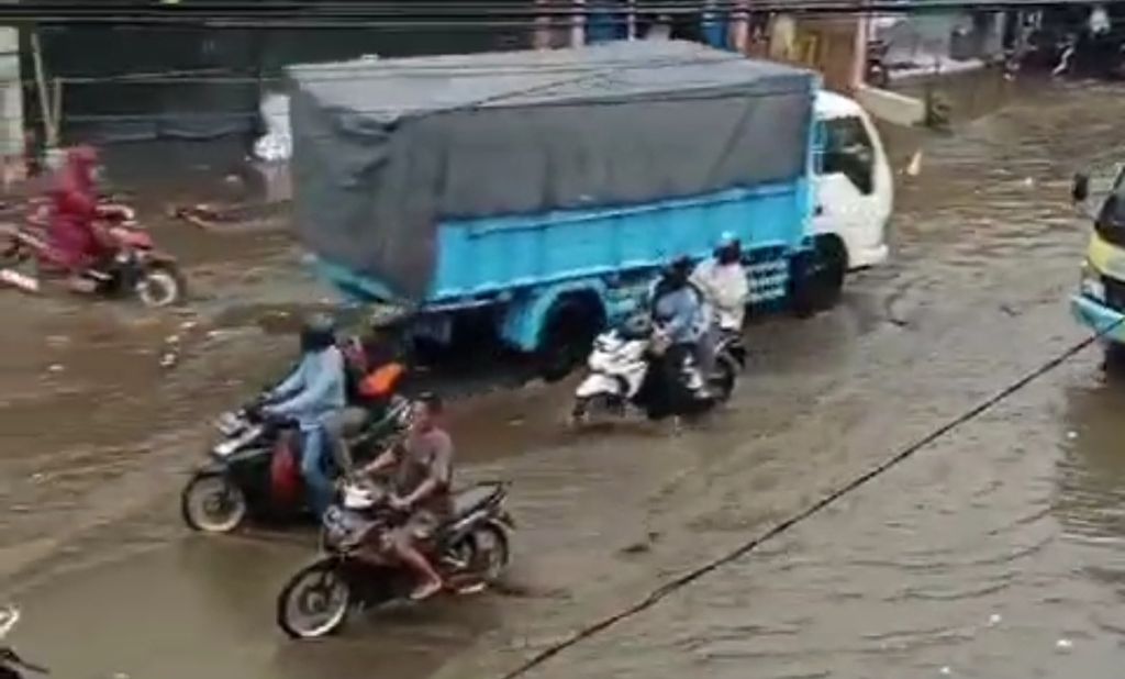Tangkapan layar video yang viral terkait banjir di jalan utama Pujon, Kabupaten Malang, Jawa Timur, Rabu (29/11/2023).