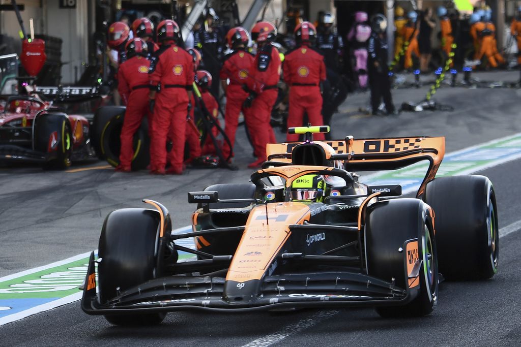 Pebalap McLaren, Lando Norris, keluar dari pit saat balap Formula 1 seri Jepang di Sirkuit Suzuka, Minggu (24/9/2023). 