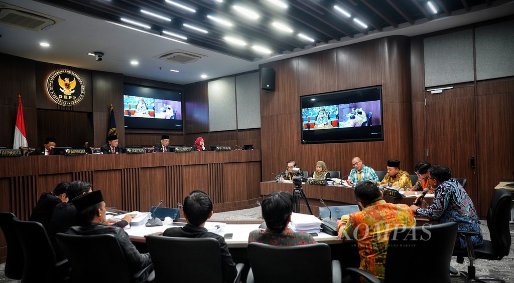 Suasana saat Dewan Kehormatan Penyelenggara Pemilu (DKPP) menggelar sidang etik terhadap komisioner Komisi Pemilihan Umum (KPU) terkait pendaftaran Gibran Rakabuming Raka sebagai calon wakil presiden di ruang sidang DKPP, Jakarta, Senin (15/1/2024). 
