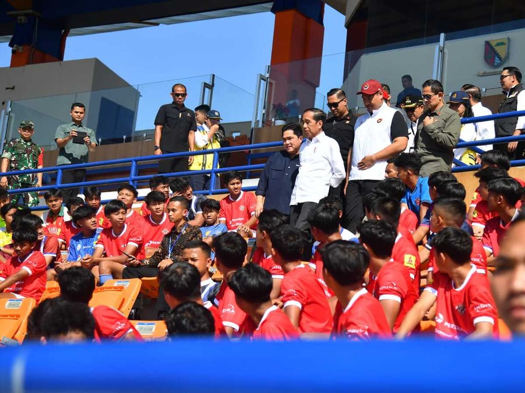 Presiden Joko Widodo meninjau langsung Stadion Si Jalak Harupat, Kabupaten Bandung, Provinsi Jawa Barat, pada Rabu, 12 Juli 2023. Kepala Negara mengapresiasi proses renovasi yang telah selesai dilakukan sehingga siap melalui proses pengecekan kembali oleh FIFA untuk Piala Dunia U-17. 