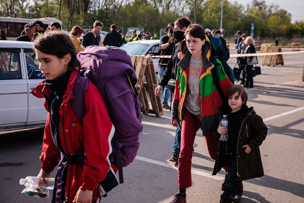 Sebuah keluarga yang dievakuasi dari pabrik Azovstal di Mariupol, Ukraina, tiba di tempat registrasi bagi pengungsi di kota Zaporizhzhia, 3 Mei 2022. 