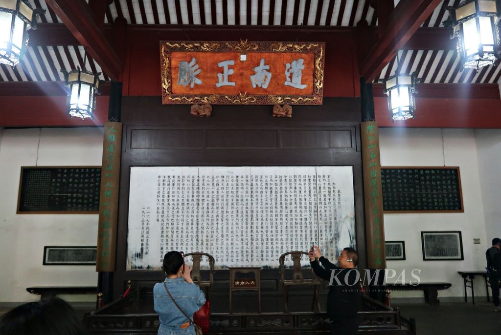 Visitors take photos of the Lecture Hall, which is the heart of Yuelu Academy, Changsha, Hunan, on Thursday (5/11/2023). Yuelu Academy is located within the Hunan University area, near the foot of Yuelu Mountain.